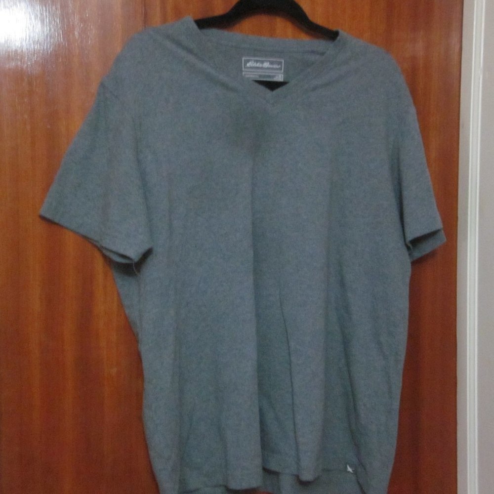 Eddie Bauer grey v-neck t-shirt size XL